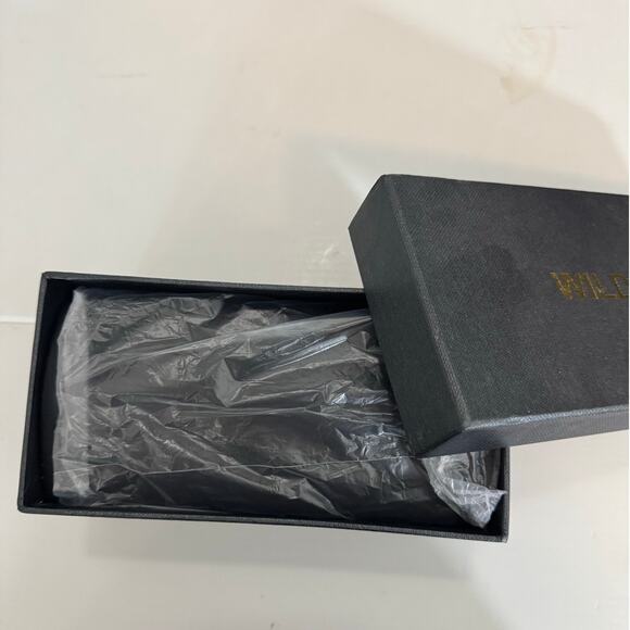 WILDFOX NIB With Case Liz Sunglasses in Tortoise main image 5